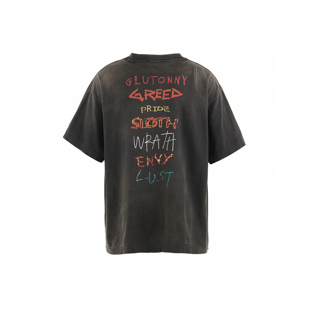 SAINT Mxxxxxx SEVEN DEADLY SS TEE/BLK Phantom SAINT Seven Deadly Sins Printed TEE Washed Black S-XL Look for cylindrical fabrics with no side seams. Don’t buy open width fabrics anymore. It’s boring. Assute garments are dyed. The whole piece is sprayed with Ma Liu. Then spray the heavy parts to fade. The collar and cuffs are frayed. Many hangings are frayed. Accessories are complete. Customized original consistent main mark/wash mark/little angel anti-counterfeiting mark.
